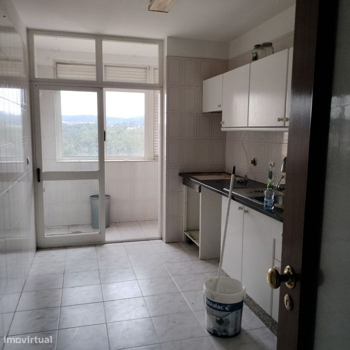 Apartamento T2 com lugar garagem e arrumo, remodelação incluída