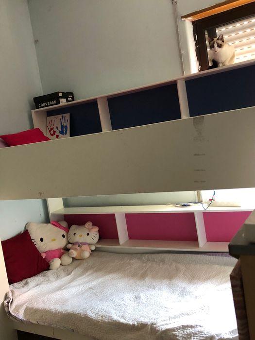 Cama beliche com estante