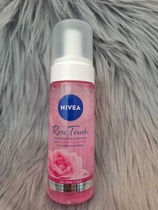 Nivea Rose Touch pianka oczyszczająca do mycia twarzy, 150 ml