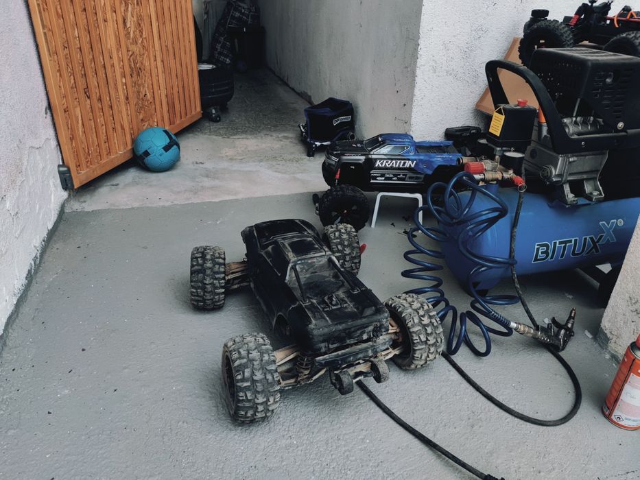 Traxxas maxx hobbywing max8