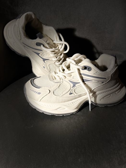 Кросівки жіночі.