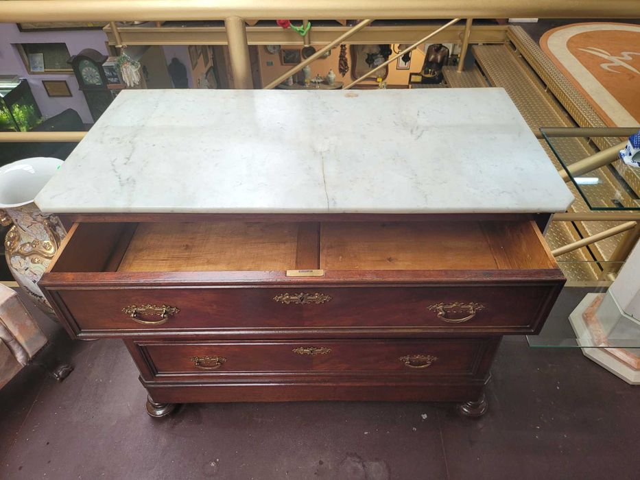 Cómoda muito antiga em madeira com tampo em pedra