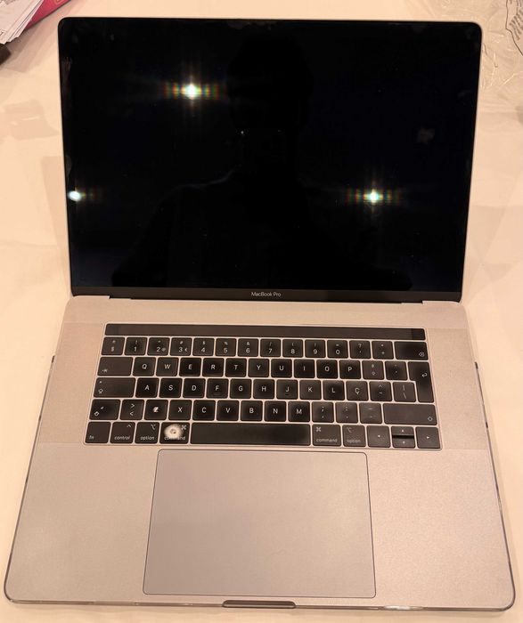 MacBook Pro 15" 2018 (i7 / 16GB RAM) + Capas de Proteção