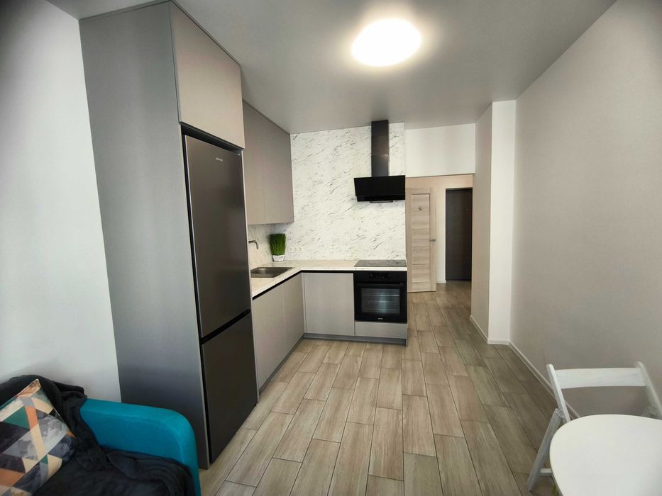 Здам простору 1К біля Центрального Парку. Диван на кухні. Гардероб