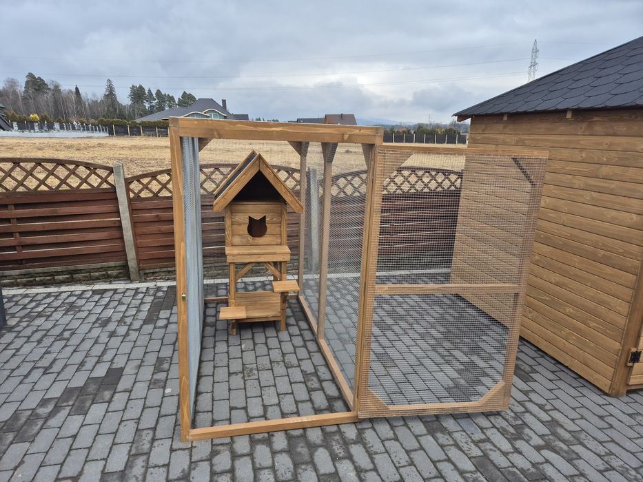 Buda dla kota z wolierą