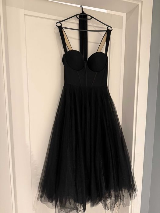 Сzarna sukienka, uroczysty