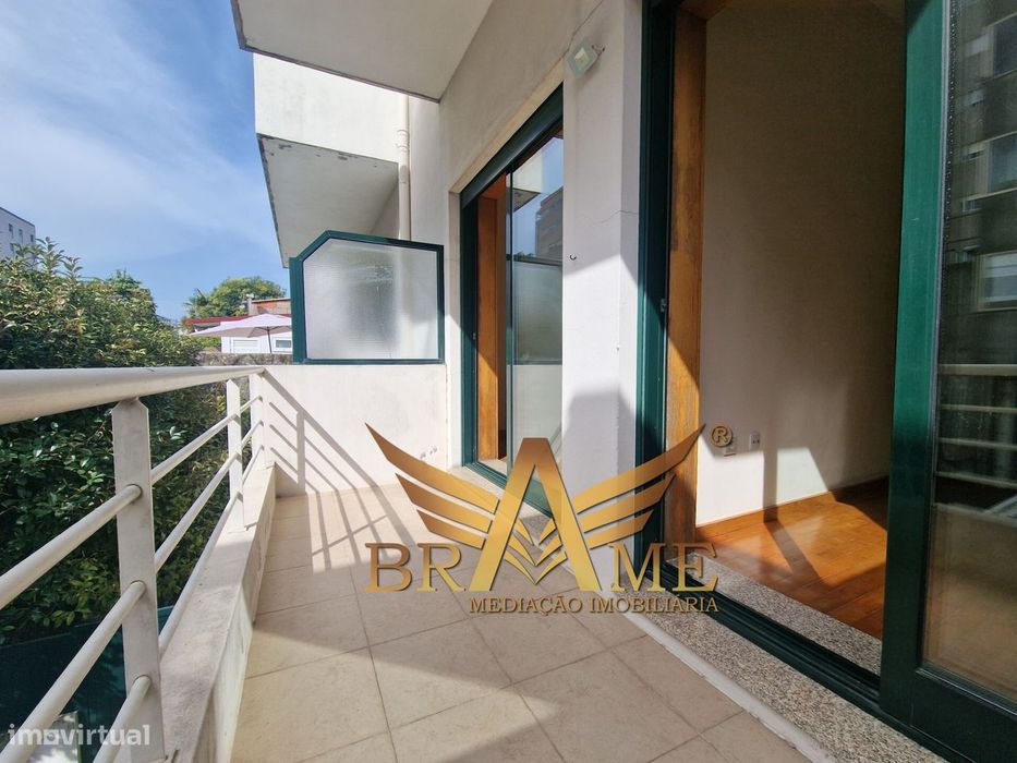 Apartamento T2 Com Lugar De Garagem | Rua Da Constituição - Porto