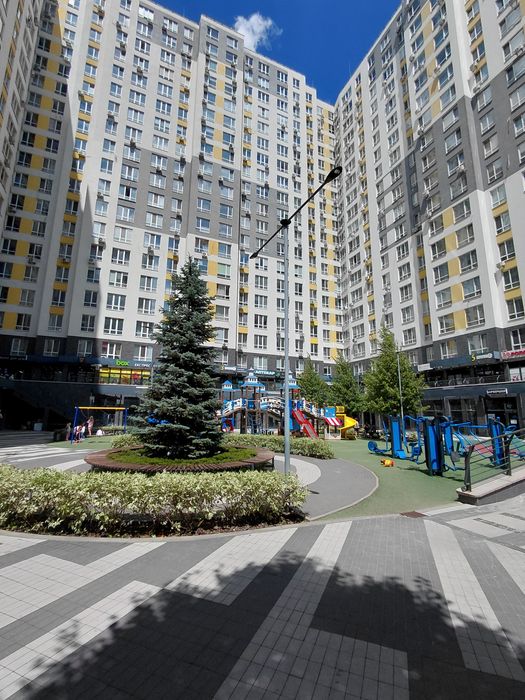 Продаж 3-кімнатної, генератор на опалення, на ліфти, воду є резервне живлення