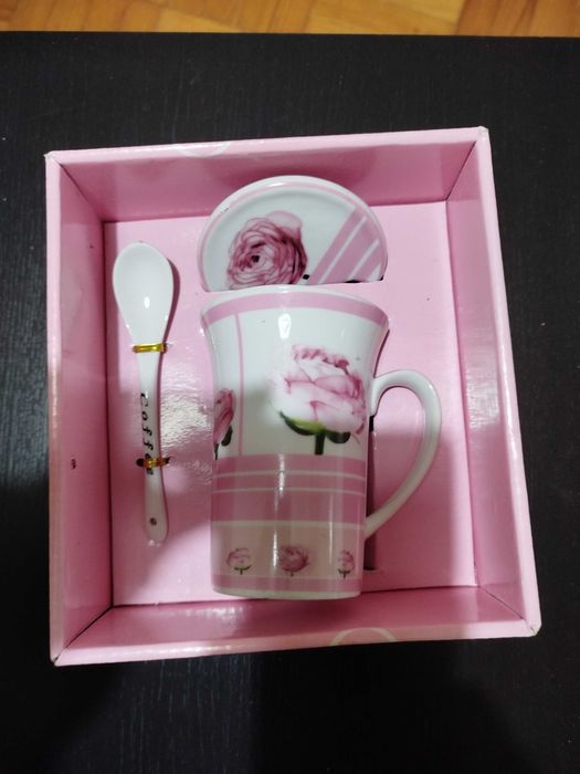 Conjunto de chávena de chá e uma taça.