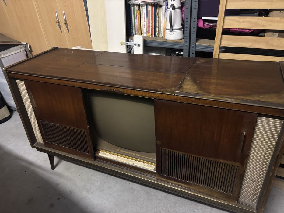 Movel rádio-giradiscos vintage dos anos 60 em madeira escura com grelha de coluna em tecido bege