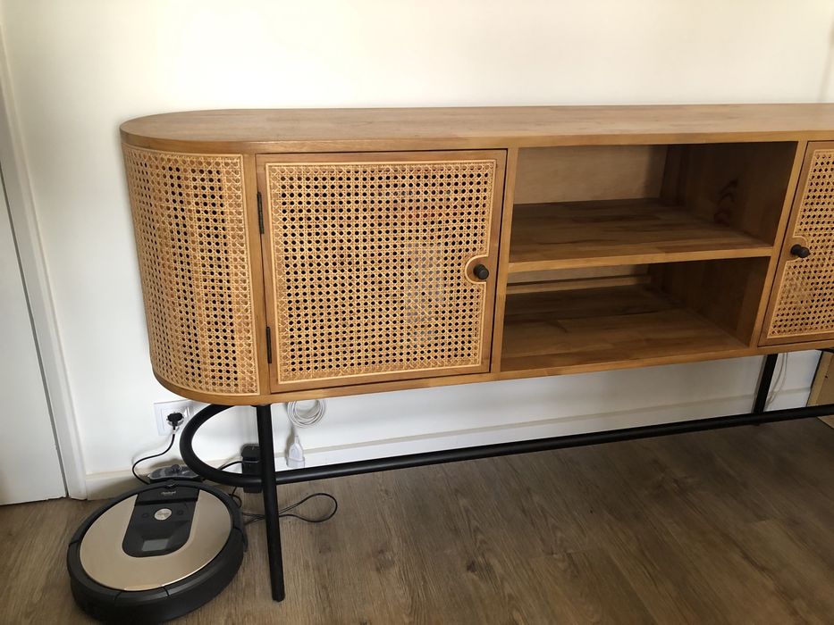Móvel aparador em rattan e estrutura metalica