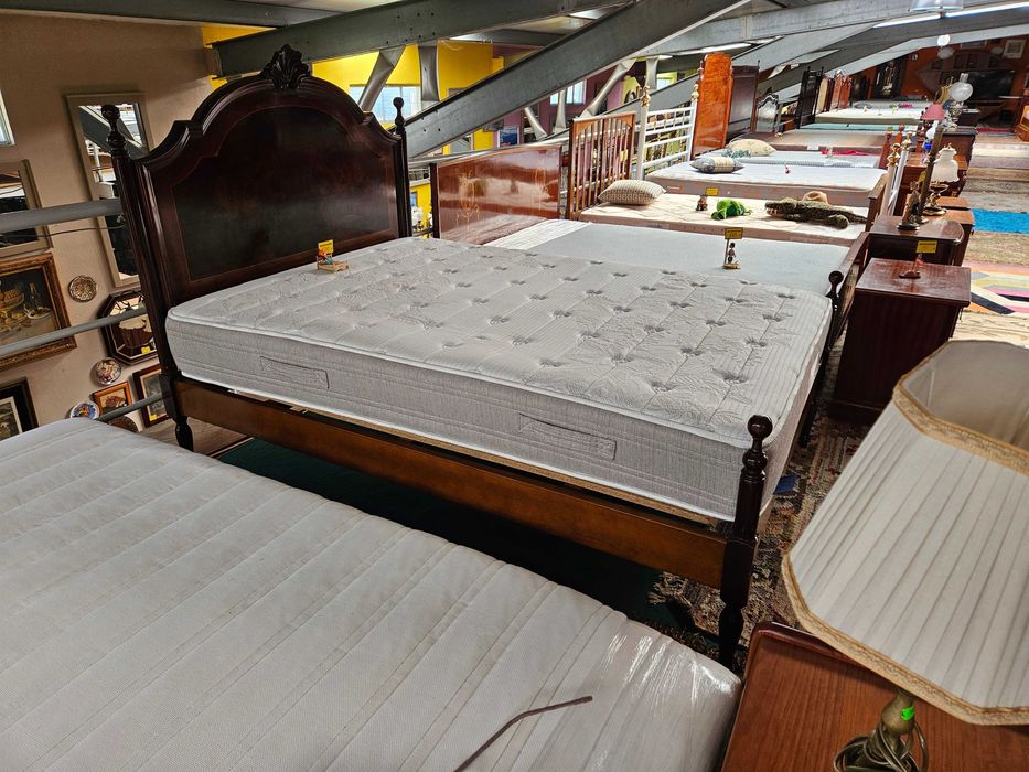 Excelente cama em madeira maciça com estrado e colchão Molaflex