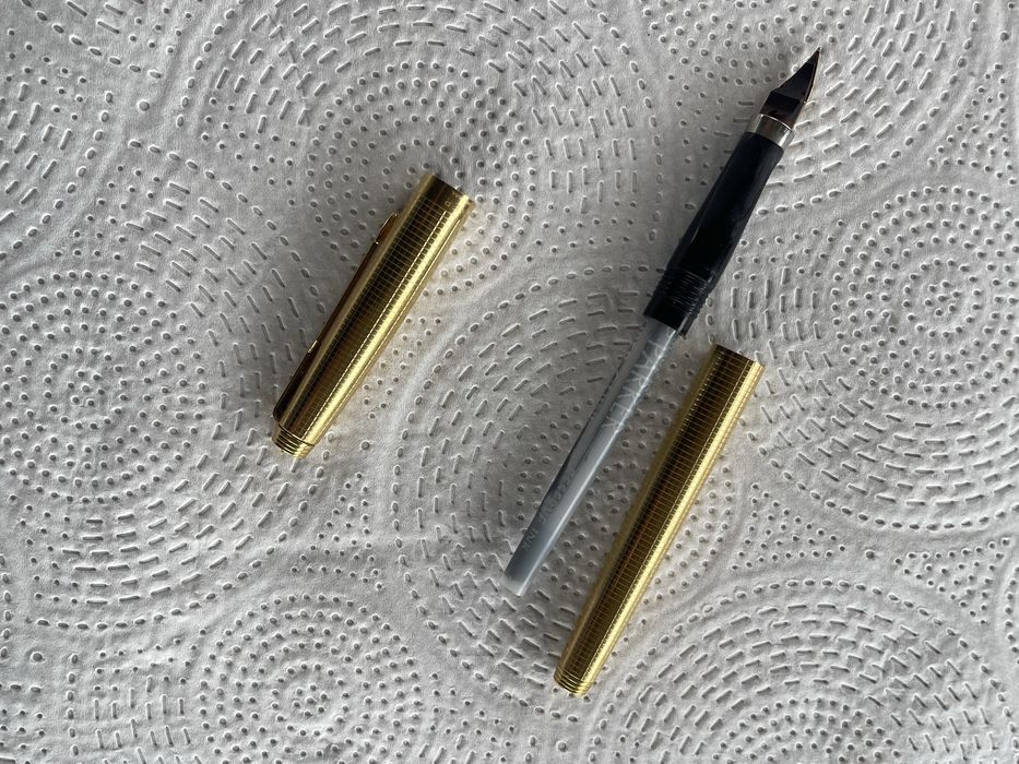 Caneta tinta permanente PARKER 180 INSIGNIA ( banhada a ouro ) vintage USA