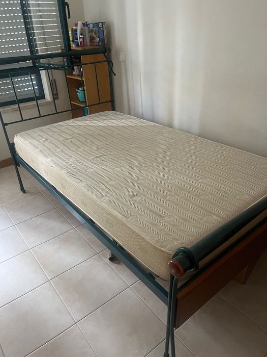 Mobília - cama individual e duas mesas de cabeceira