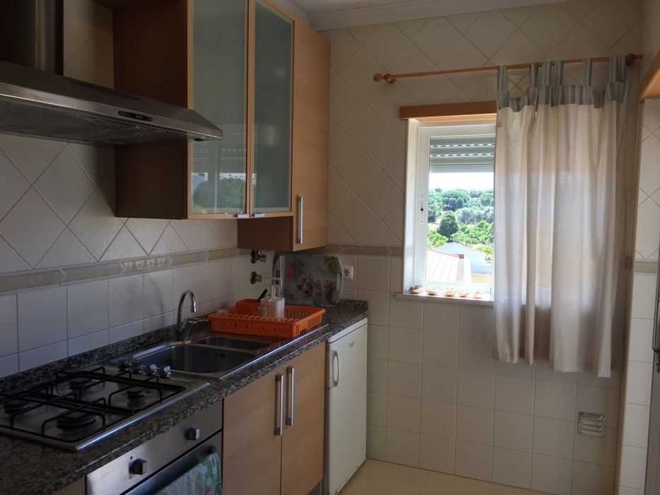 aluguer de apartamento T1 (ao ano) na urbanização alfamar, junto à praia da falésia