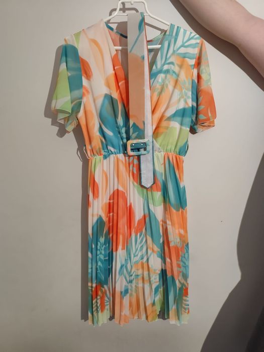 Kolorowa sukienka midi