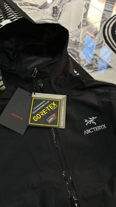 Arc’teryx Beta LT — топова Gore-Tex вітровка для міста й гір