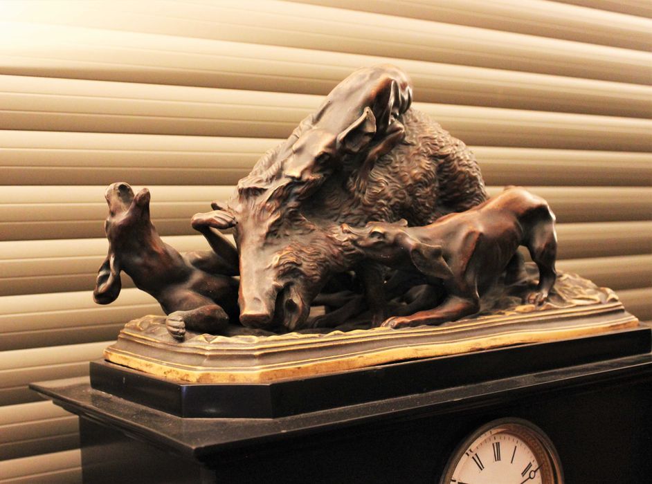 Relógio em Mármore Negro com Escultura em Terracota