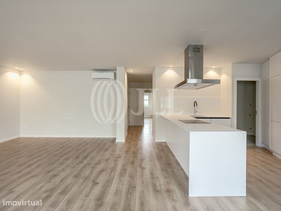 Apartamento T4 com varanda e garagem nas Antas Porto