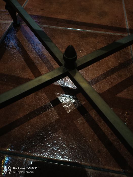 Mesinha de centro pequenina mas maravilhosa para pequenos espaços