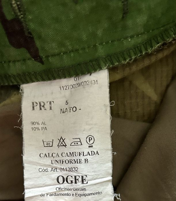Fardas militares do Exército: 1 casaco; 1 calças; 2 camisas