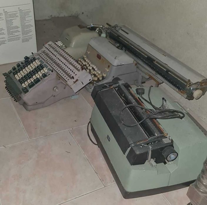 Máquinas de escrever e de calcular antigas