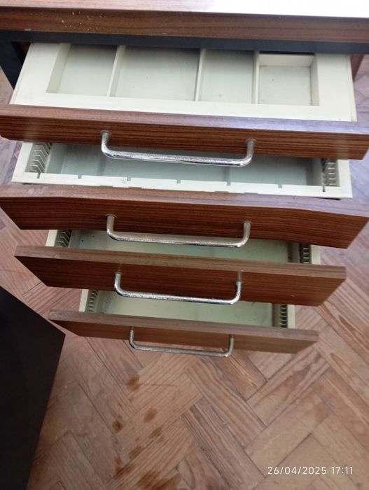 Secretária com pés em metal