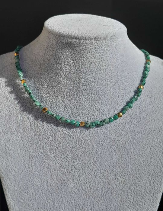 Srebrny naszyjnik z kamienia naturalnego szmaragd.