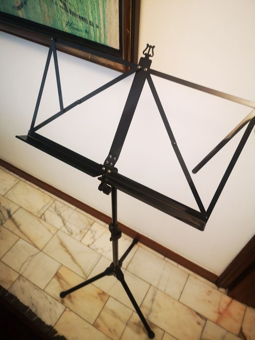 Tripé - Suporte para pautas em preto