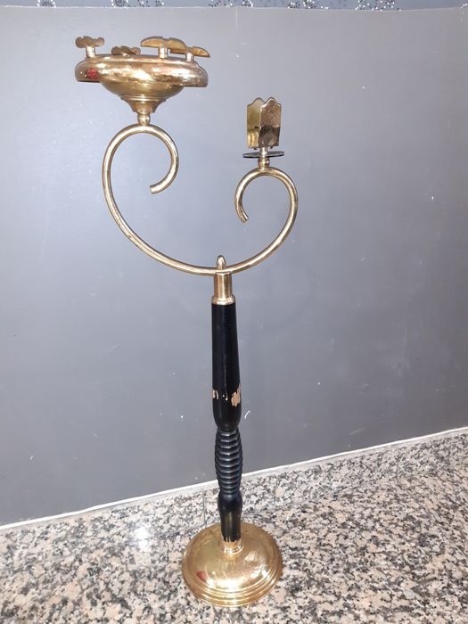 Cinzeiro de pé vintage em latão