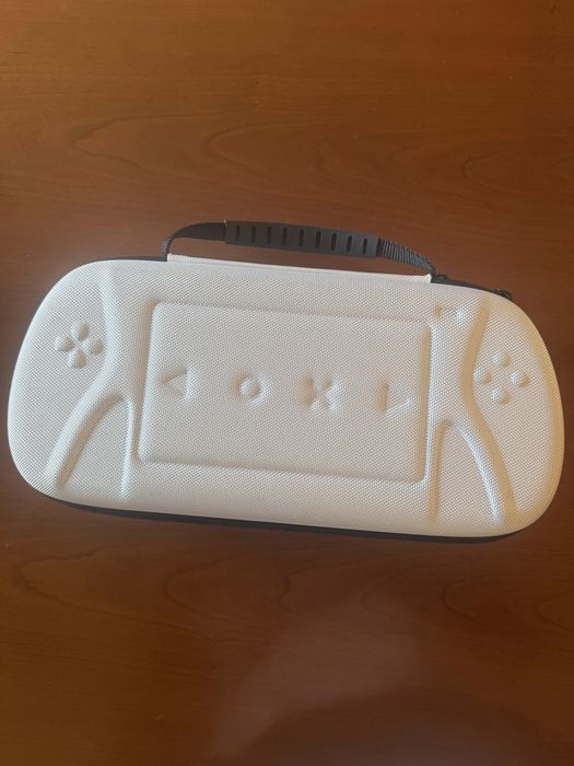 PlayStation Portal Remote Player (Preto) + Bolsa de Transporte Rígida + Caixa + Proteção em silicone em vermelho