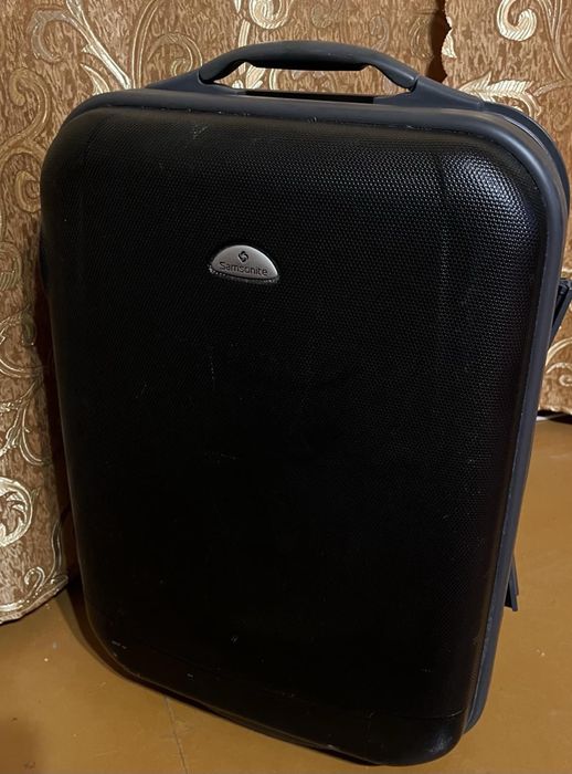 Валіза чорна з пластику