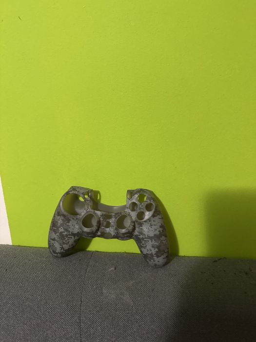 Ps4 branca (utilizada ) com 6 jogos um teclado e um comando