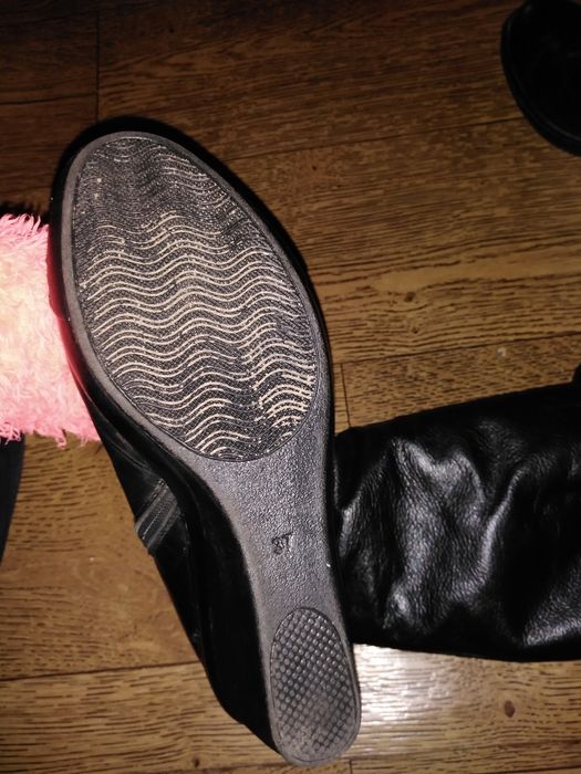 Срочно!Сапоги зима кожані на овчині 37 розмір на танкетці майже нові