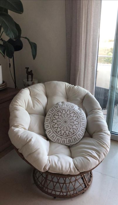Cadeirão giratório em rattan KASA, como novo!