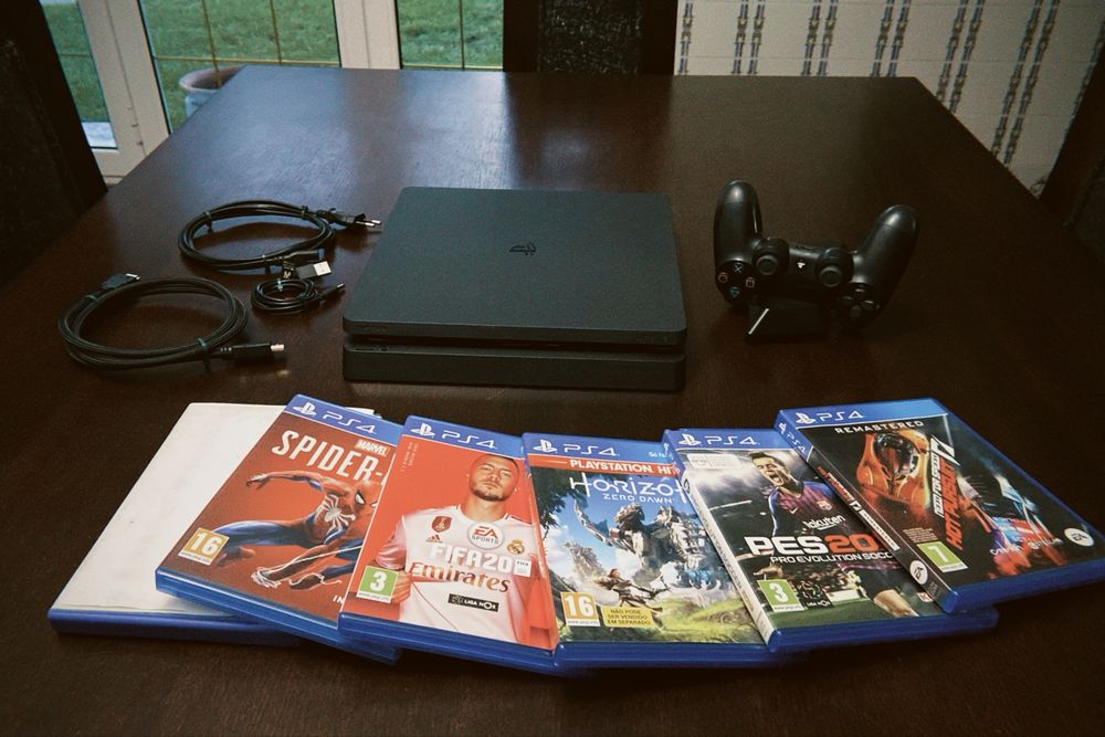 PlayStation 4 Slim 1TB + Comando + Estação Carregamento + 6 Jogos
