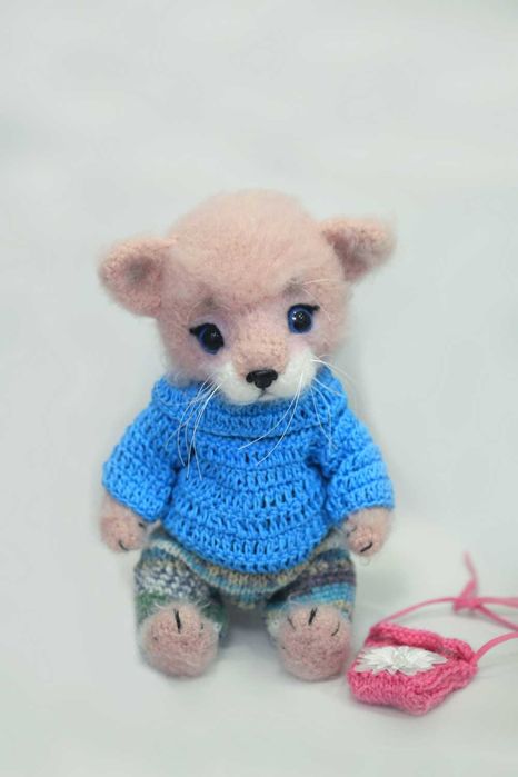 Рожева кошечка з одягом