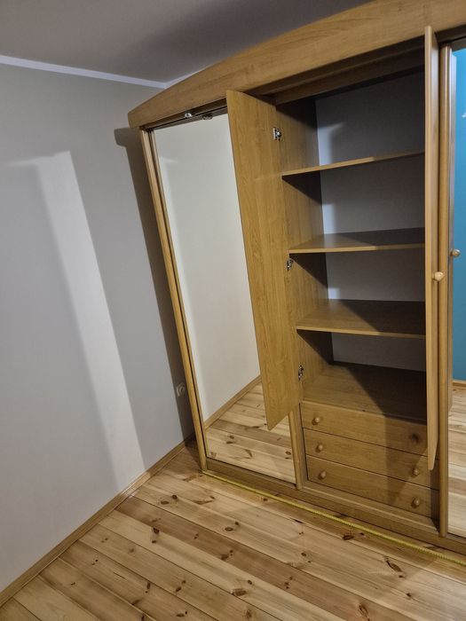 Szafa używana na ubrania i sypialnia