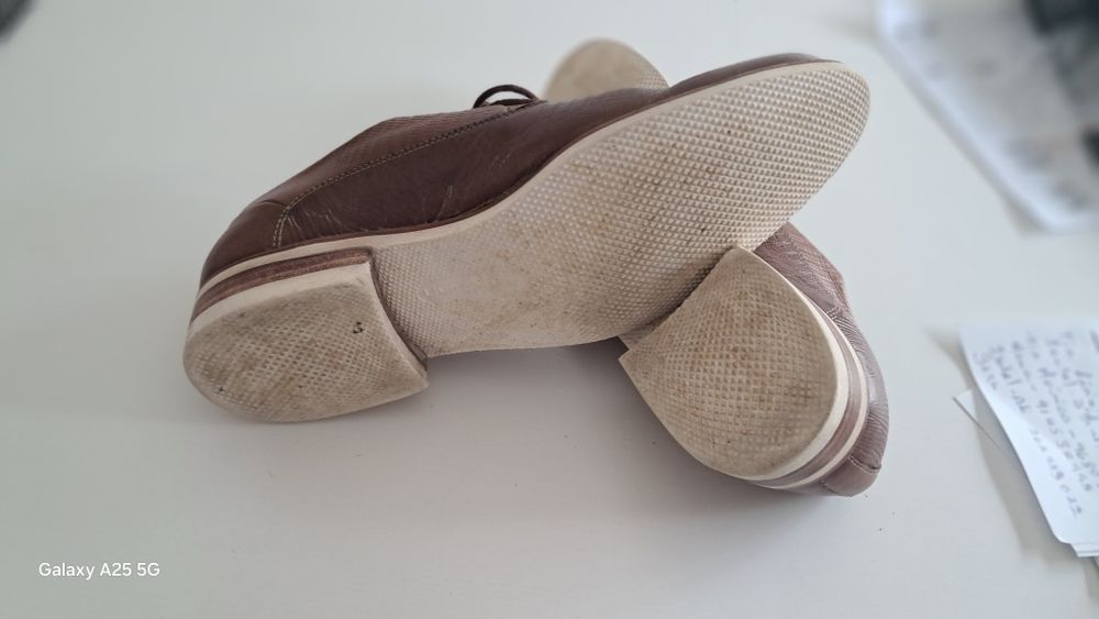Sapatos de homem  marca MELVIN & HAMILTON  em pele castanha.
