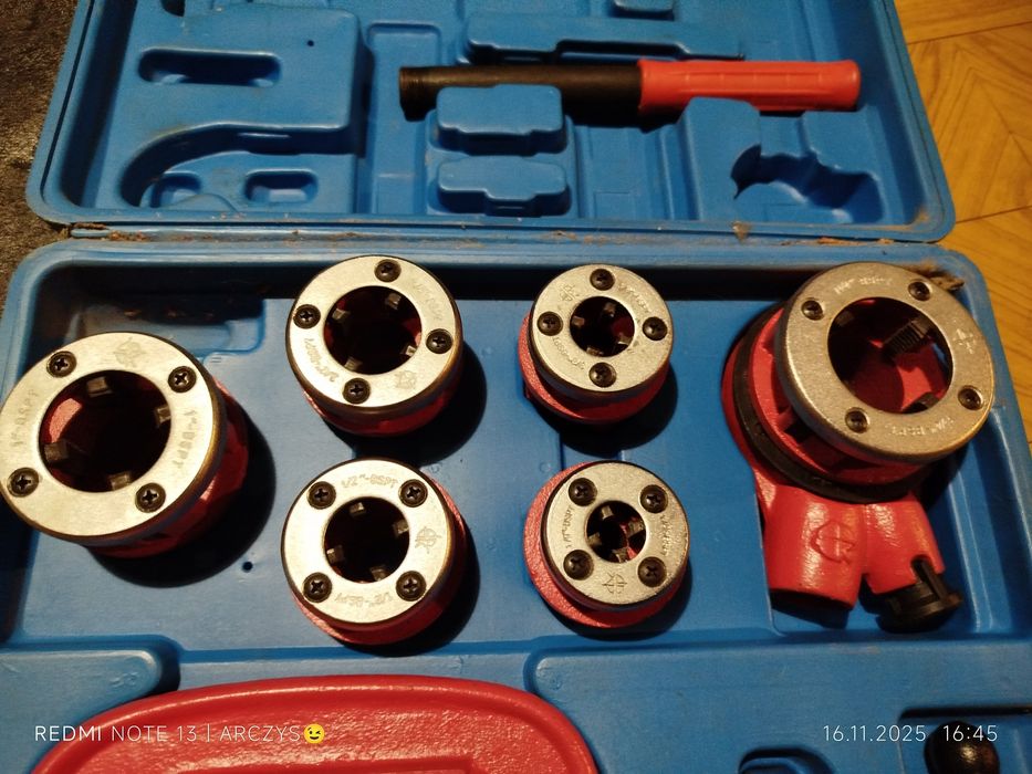 Narzynki, gwintowniki do rur w walizce.