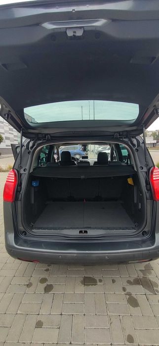 Автомобіль Peugeot 5008.