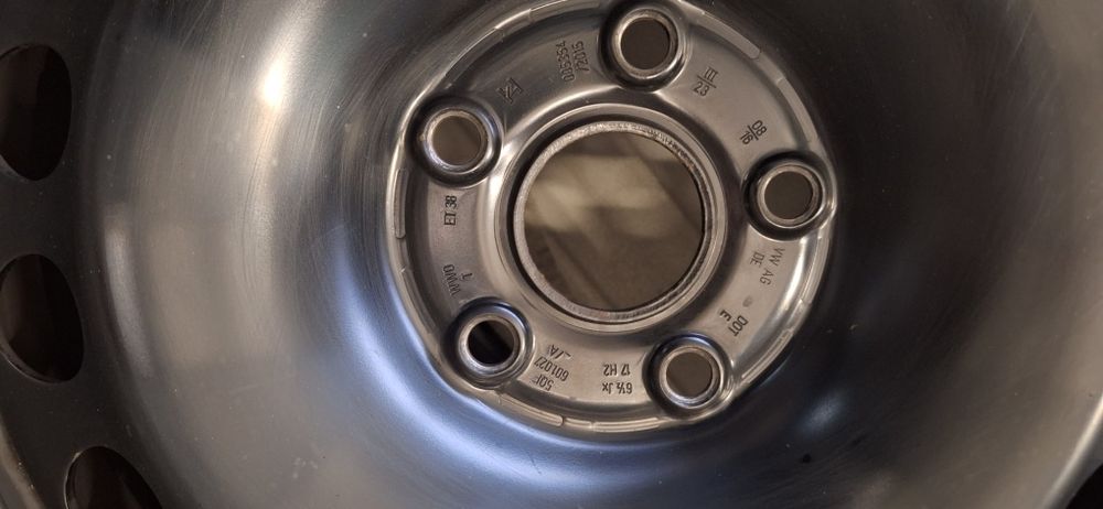 Zimowe koła VW Tiguan 215x65x17 czujniki TPMS