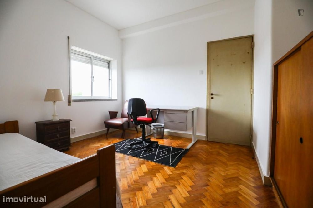 Quarto - localizado em Olivais Lisbon