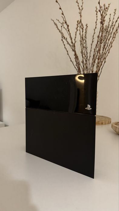 PS4 500GB + Comando + Cabos