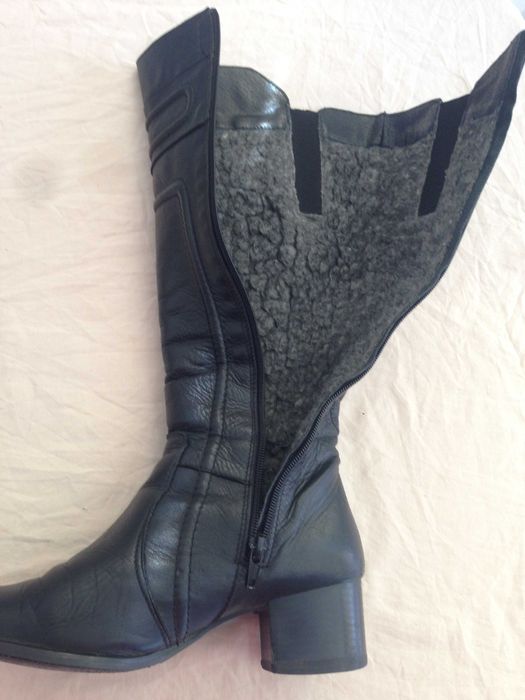 Зимние кожаные высокие сапоги Размер 36 Состояние лёгкое б/у