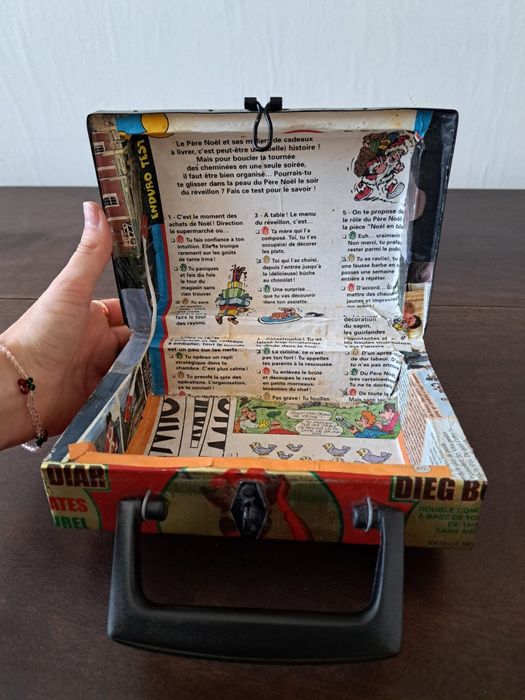 Mala de metal africana com matérias reciclados .