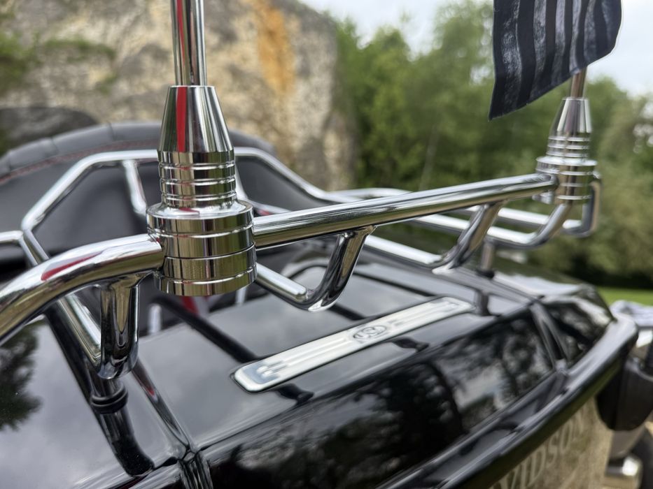Maszt motocyklowy z flagą na bagażnik