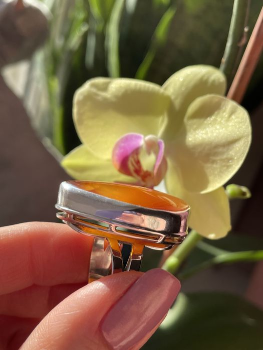 Срібне кільце з натуральним бурштином