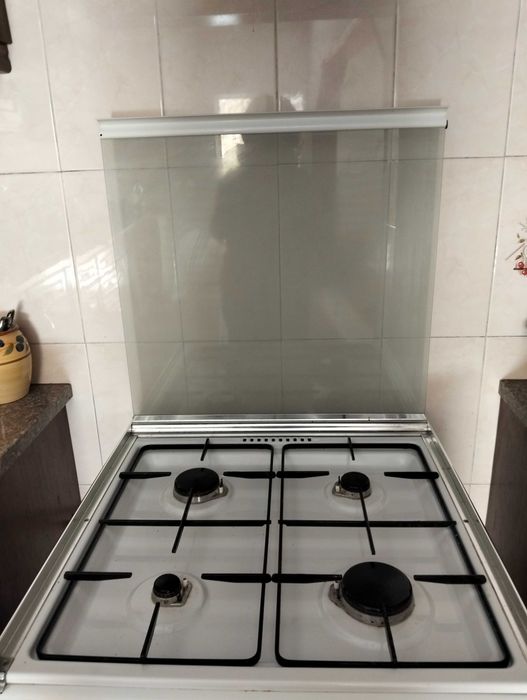Fogão branco alto