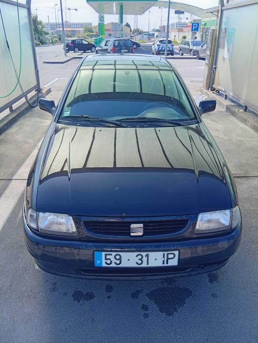 Estou a vender um SEAT Córdoba de 1997, ideal para quem procura um carro económico, simples de mante